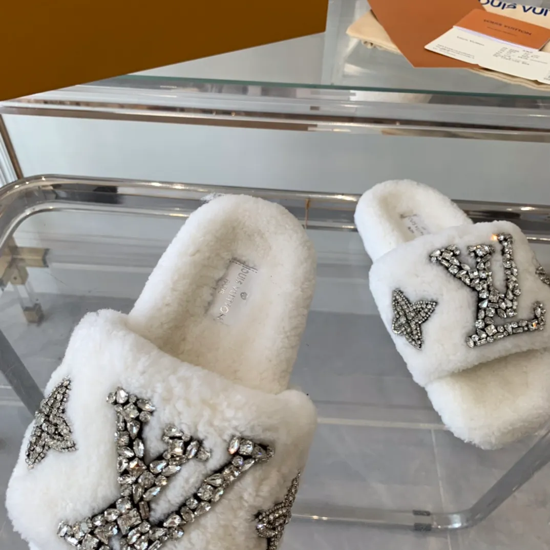 👟👟Ex-factory price 440👟👟 Women's shoes, women's clothing, LV new furry slippers, top version, made of fur and lambswool, pure crystal hand-stitched, fashionable, low-key luxury, a must-have item for fairies, original molded non-slip rubber outsole Size: 35-40